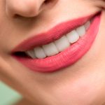 mulher a sorrir - Clínica Dentária de Oleiros