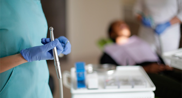 médica dentista - serviço de medicina dentária - Clínica Dentária de Oleiros